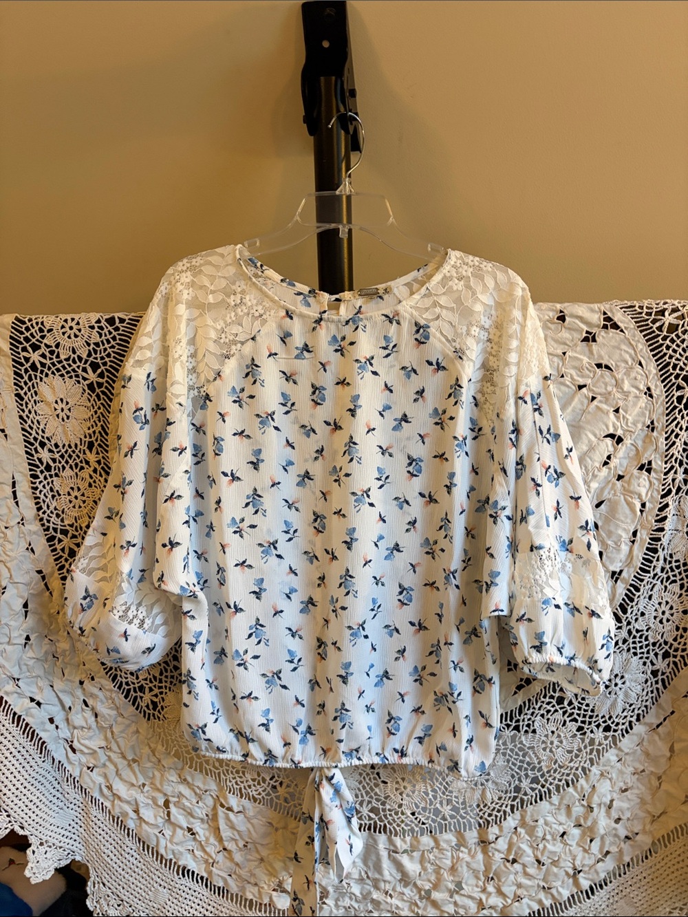 Gimmicks Lace Yoke White Floral Tie-Hem Open Back Women's Blouse size Small